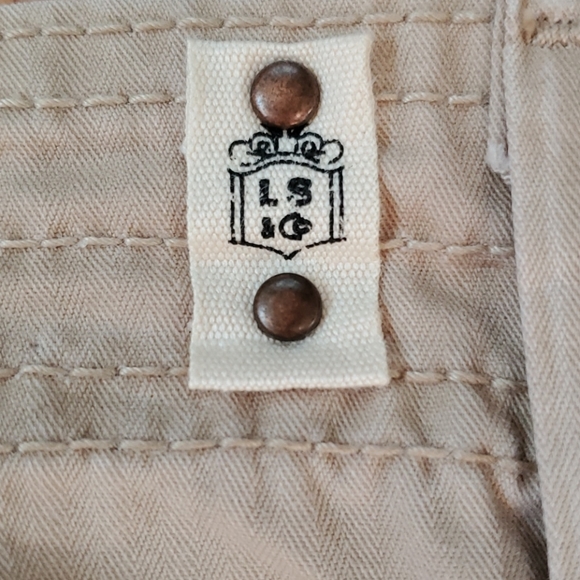 Levis Cargo capris🌹 - Picture 4 of 7